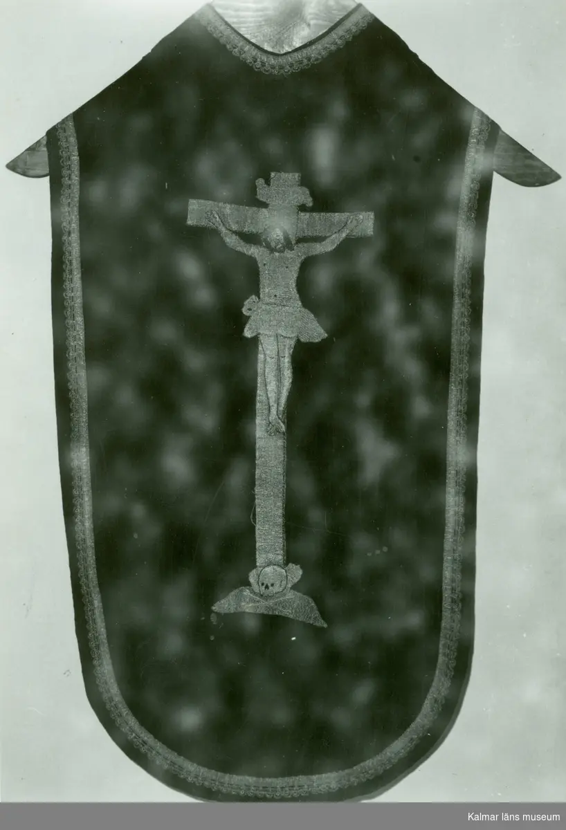Mässkrud av brun (ursprungligen svart) sammet med krucifix broderat i silvertråd.