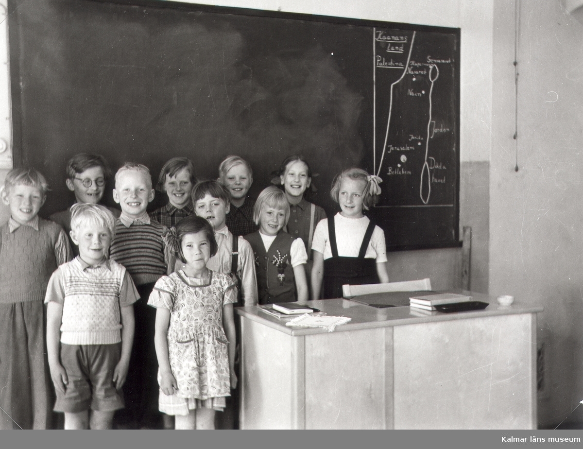 Barnen sjunger vid svarta tavlan 1950.