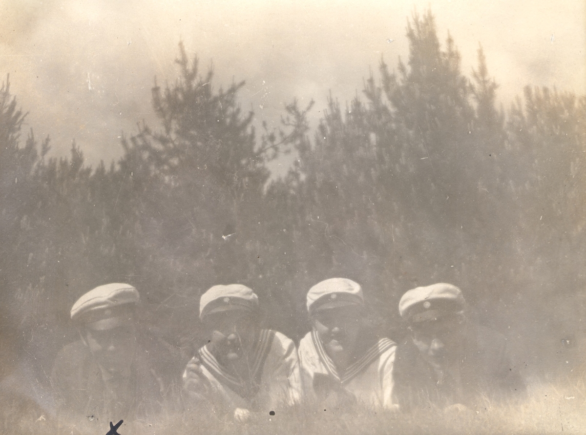 Juni 1918 på Svinö. Ellen, Eva Lj, Erik K och en okänd person. Personen märkt med ett X är Sivgård.