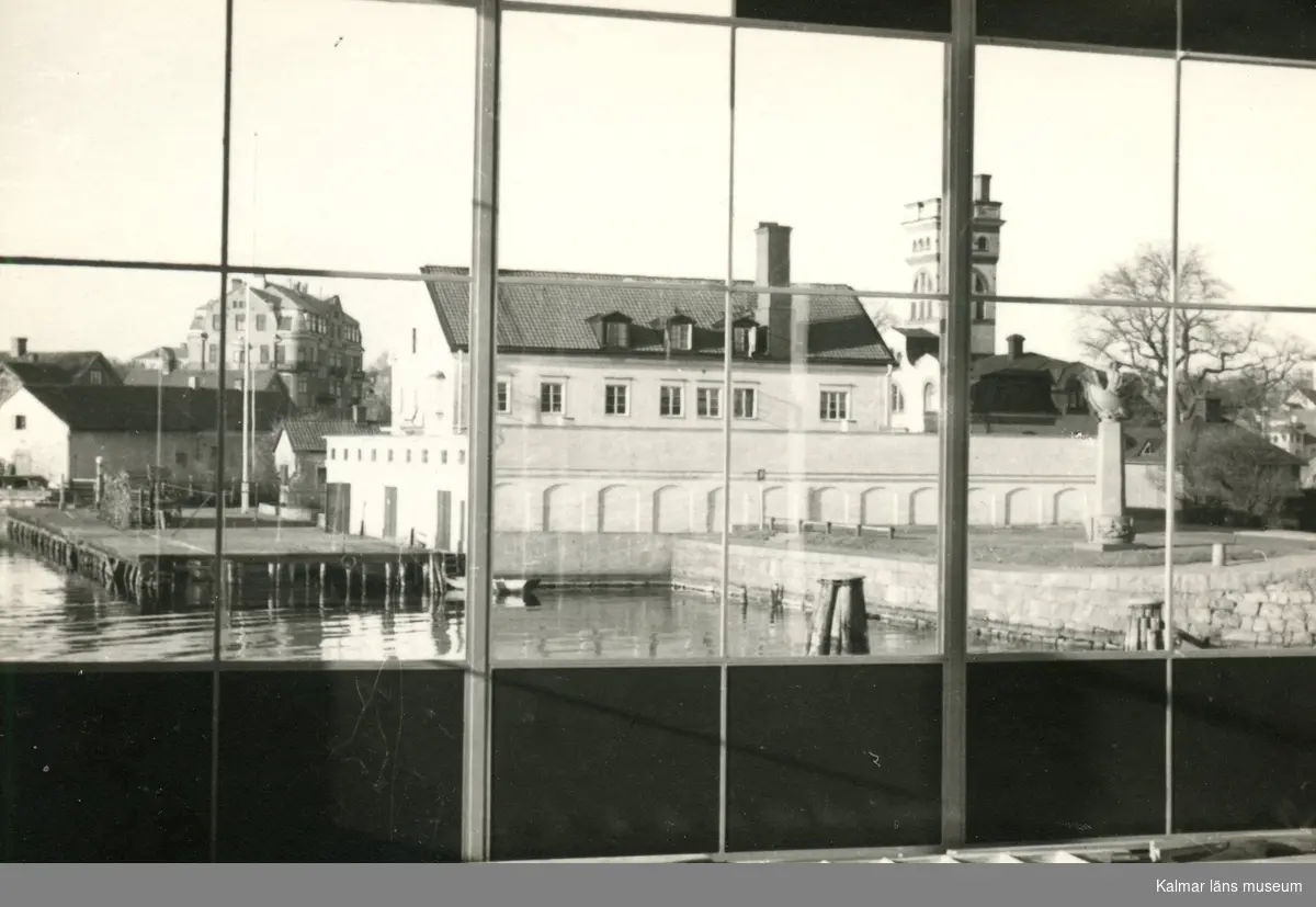 Vy över arbetet med den nya Restaurang Slottsholmen
Restaurang Slottsholmen:
Den 15 juni 1950 brann den "gamla" restaurangen ned. Den 18 november påbörjades uppförandet av den nya restaurangen, som invigdes den 17 juli 1952.
För publicering av bilden hänvisas till ägaren via Kalmar läns museum