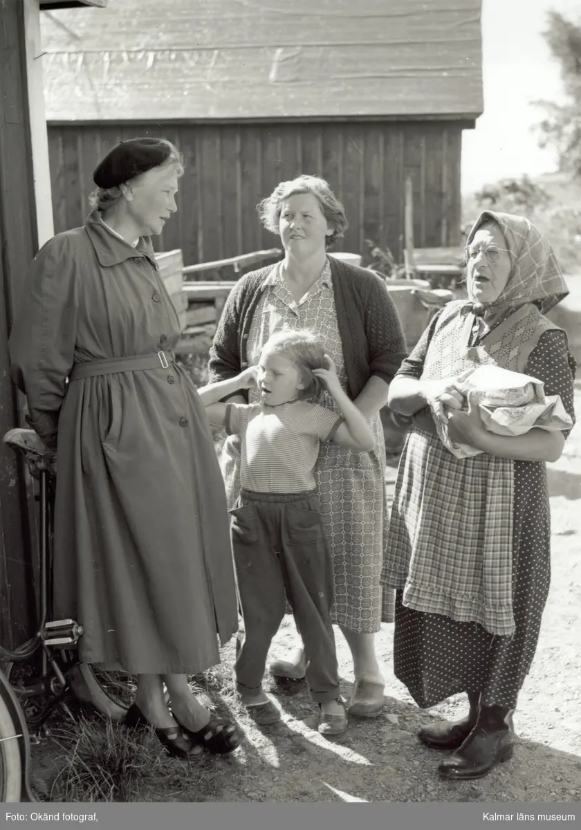 Tre kvinnor och en flicka på Stensö fiskeläge.