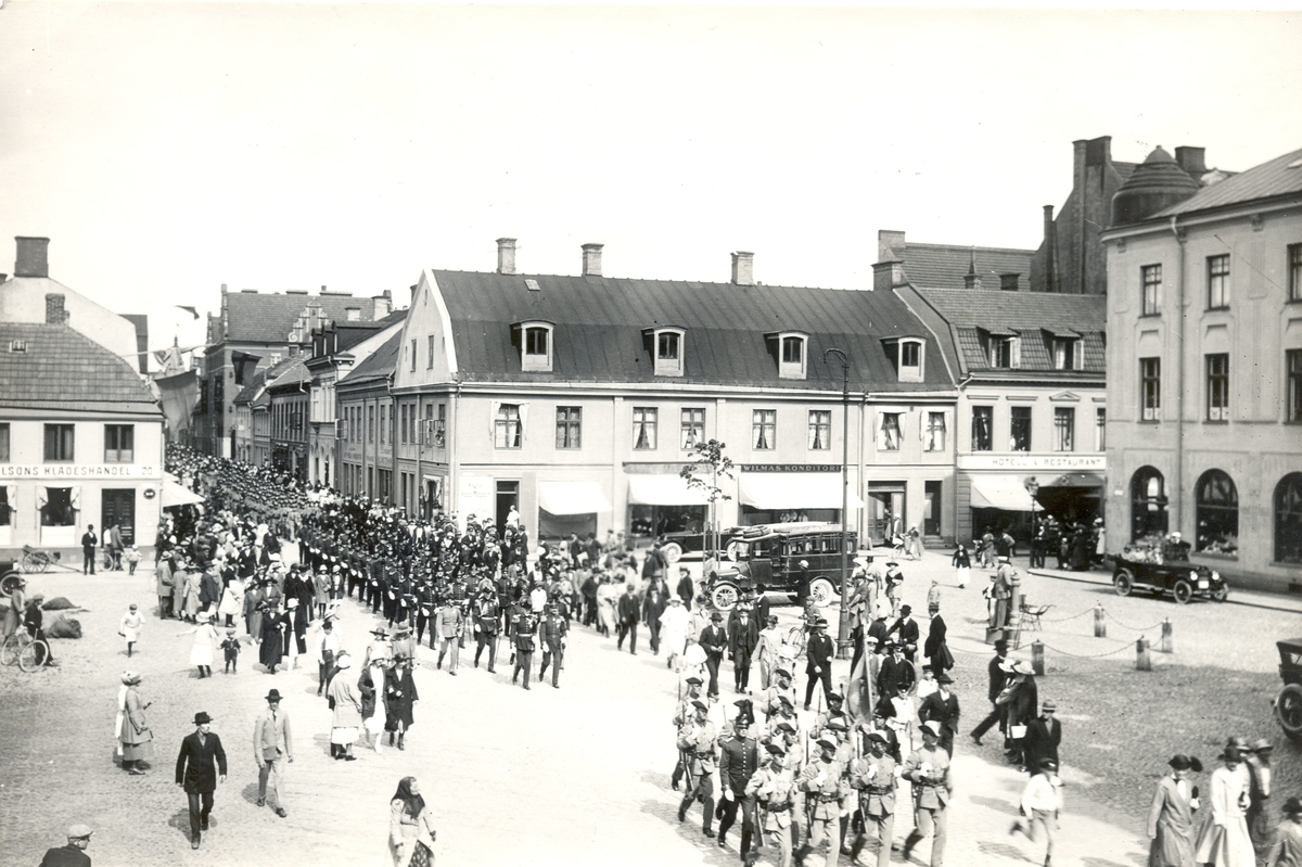 Kalmar Regementes 300-årsjubileum i Kalmar den 23 juni 1923. Marschen genom staden till Stadsparken där en minessten avtäcktes.