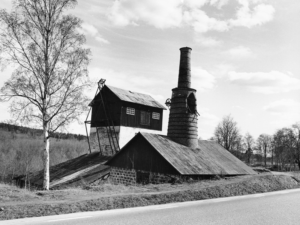 Brattforshyttan, Värmland. Hytta och rostugn från 1600-talet. Nedlagda 1920. Dessa renoverades 1971 och registrerades som byggnadsminnen. Ägare: Uddeholms AB.