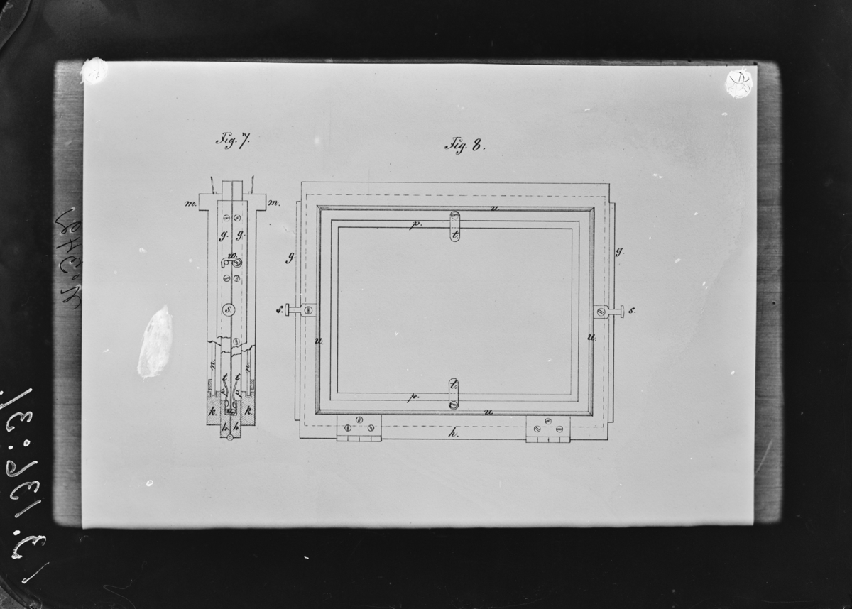 Dubbel-kassett sedd från kanten och ena sidan. Inv. år 1868.