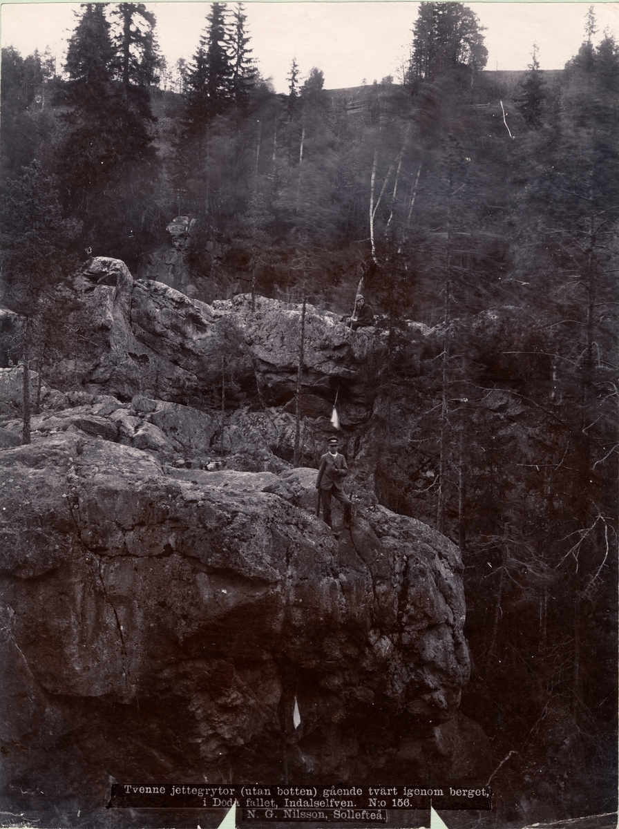 Man vid jättegryta vid Döda fallet, Indalsälven, 1899. Två jättegrytor går tvärt genom berget.