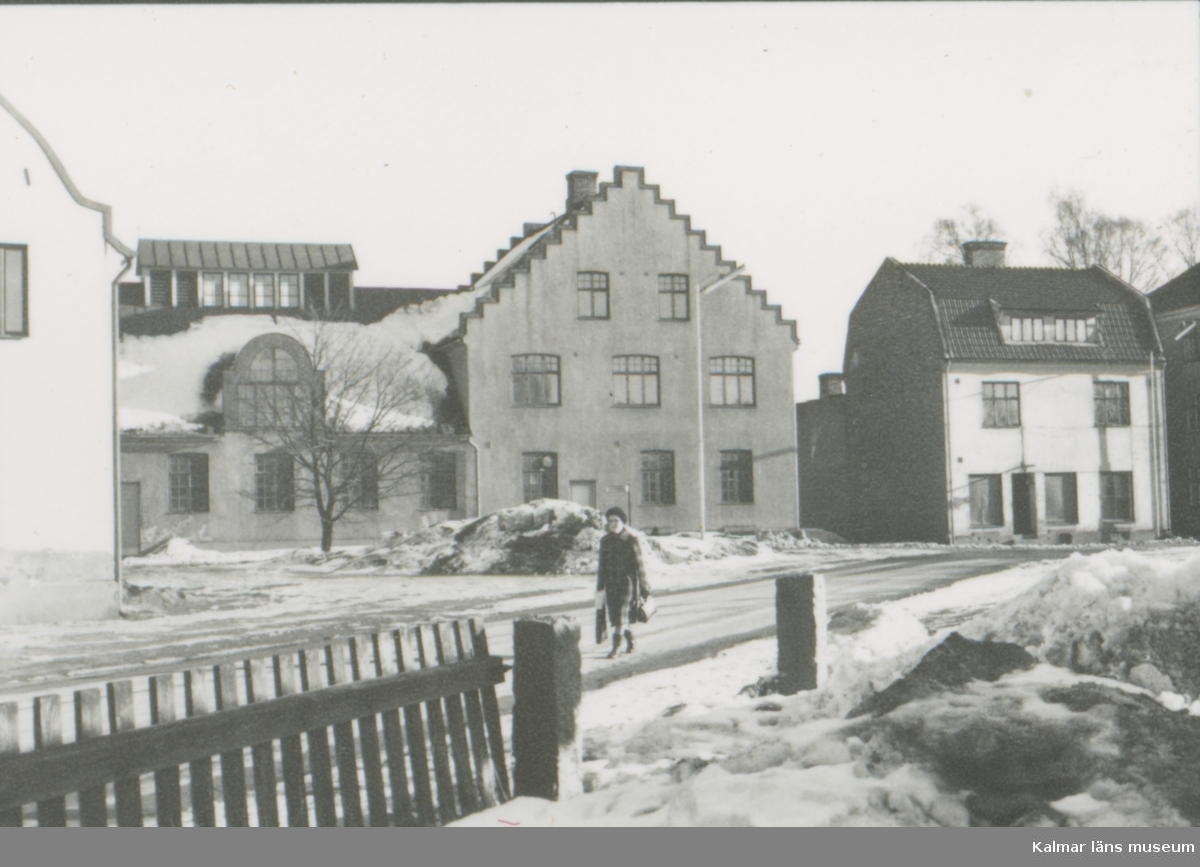 Bostäder och affärer på Fabriksgatan i Nybro.