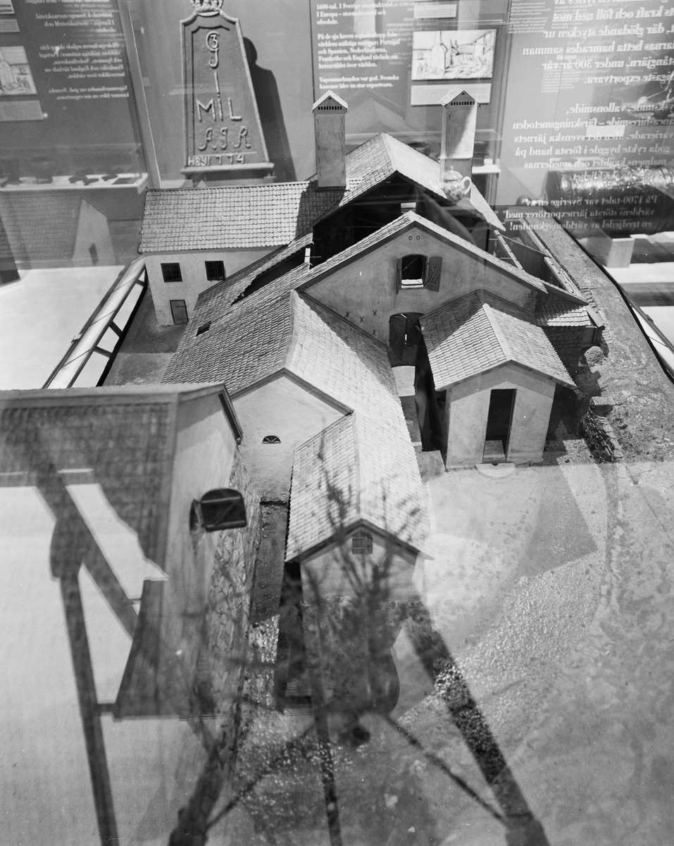 Modell av trä i skala 1:20 av vallonsmedjan "Herrgårdshammaren" vid Österby Bruk, Films sn., Uppland.