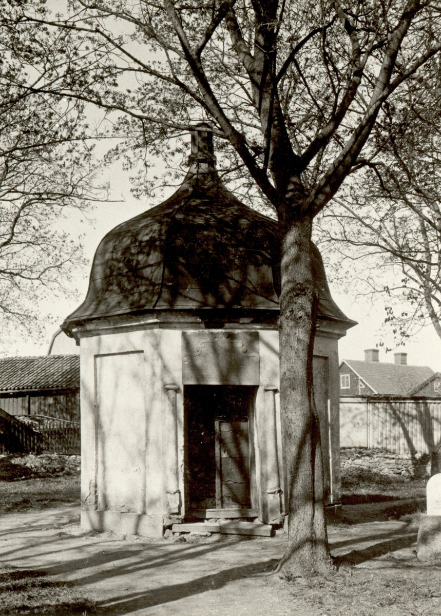 Ett gravkor med torntak på Gamla kyrkogården i Kalmar år 1908.