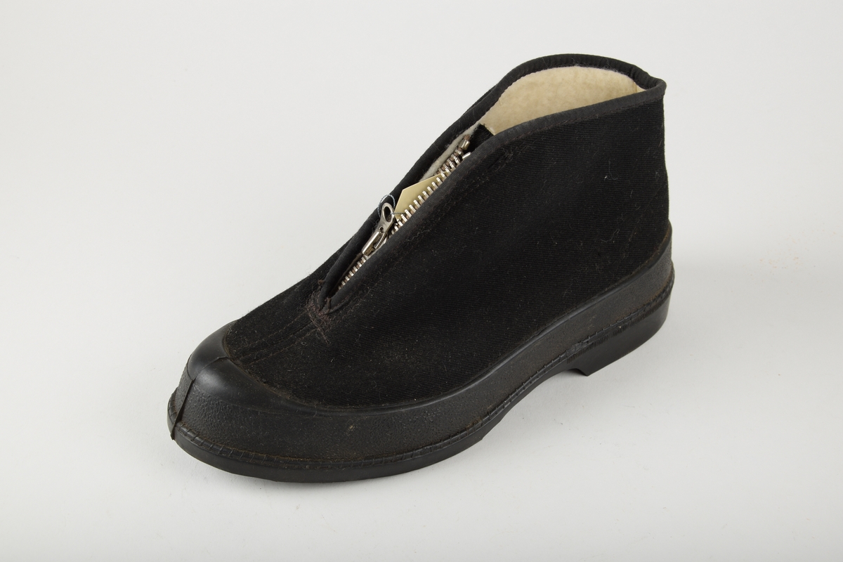 Et par svarte skoletter i original eske. Størrelse 37.

Fôret innvendig. Glidelås i front. En prislapp festet til høyre sko.