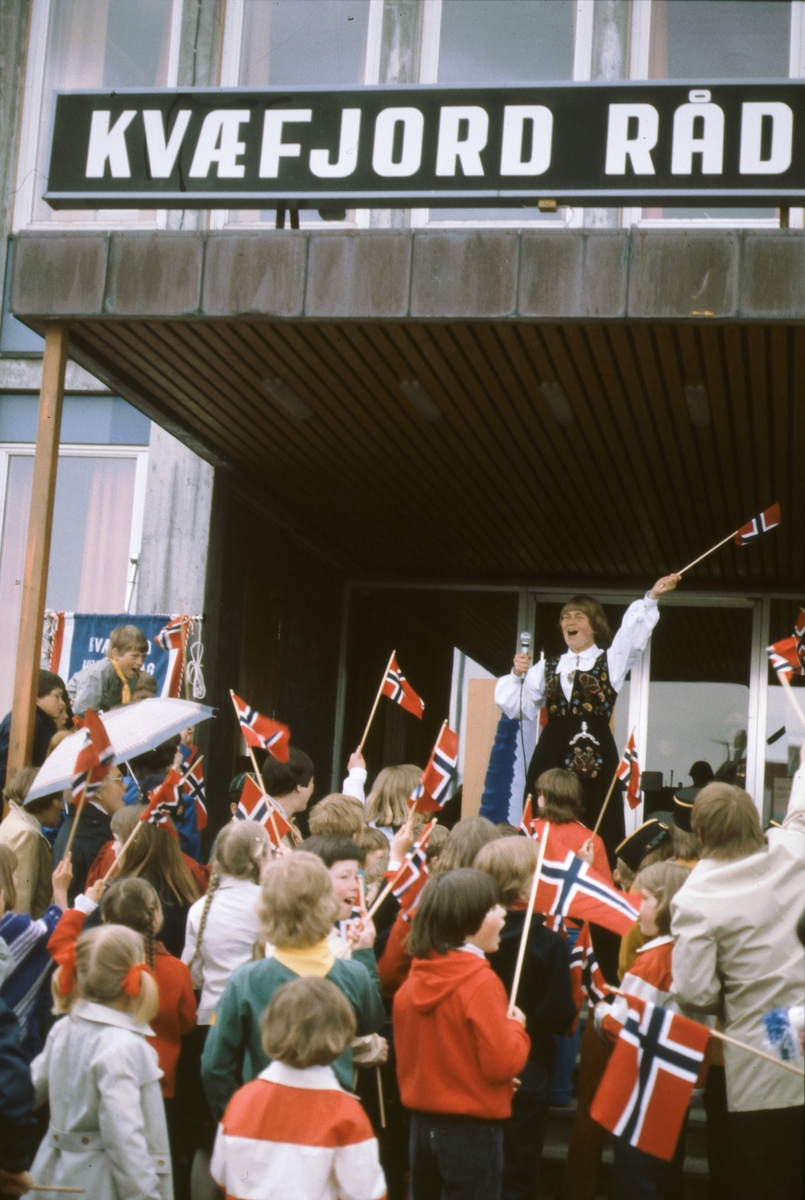 Barnetog samlet foran Kvæfjord rådhus.