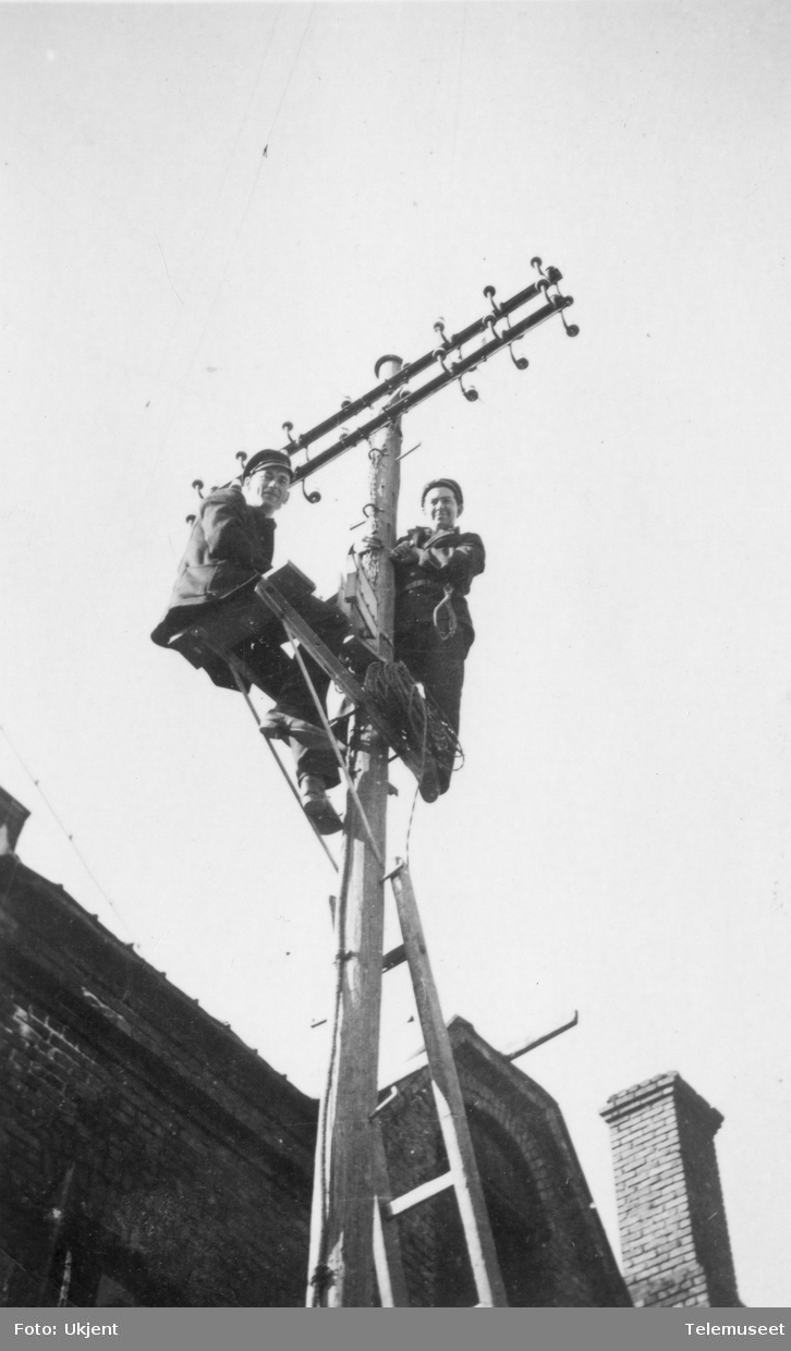 Telemontører i stolpe