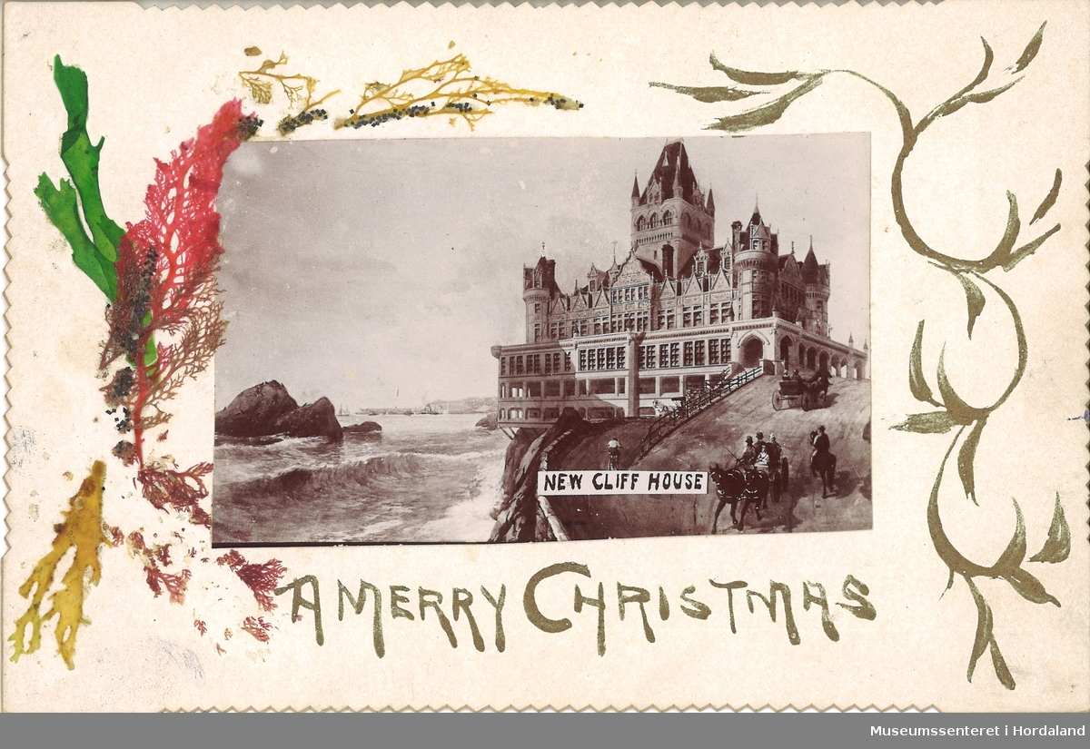 fotografi av slott/hotell på klippe ved havet på postkort