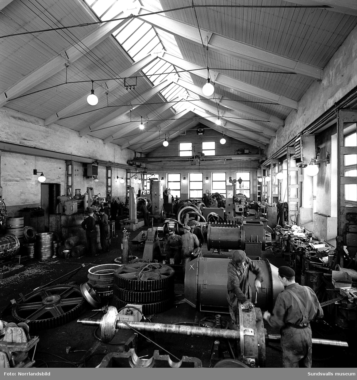 Bilder från verksamheten på Skönviks mekaniska verkstad 1950.