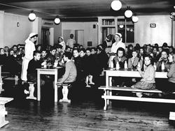 Kirkegaten skole, Sarpsborg 1952. Skoleelever sitter ved lan