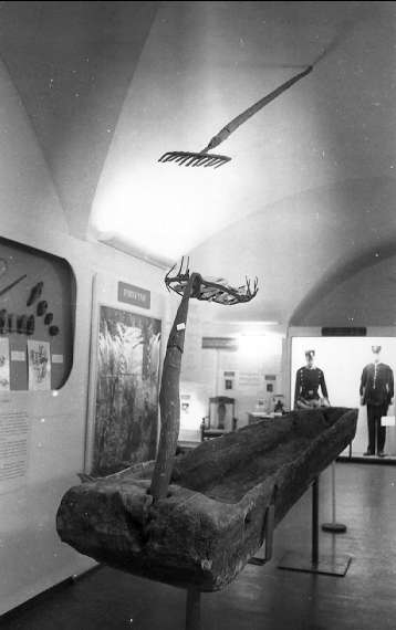Karlsborgs museum, stockbåt funnen i Örlen. I korgen eldade man och med ljustret "fångade" man fisken. Ljustret förbjöds senare.
