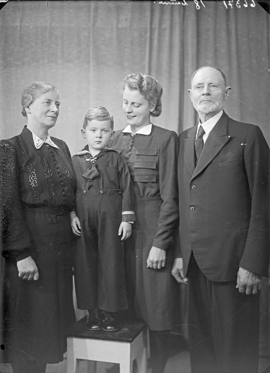Gruppebilde. Familie. 4 generasjoner. Bestefar, bestemor, datter og dattersønn. Bestilt av Fru Karl Lothe. Hasselgt. 8.