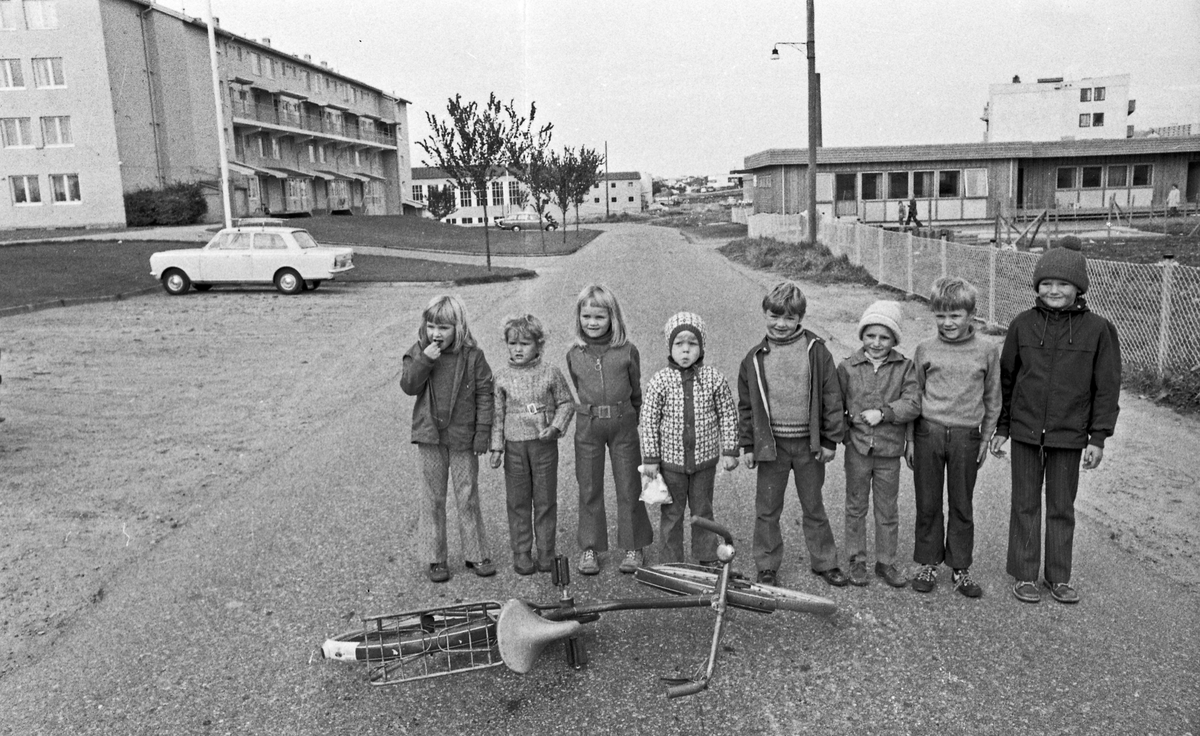 Veiarbeid i Karmsundsgaten. Motiv fra krysset med Djupaskarsveien og sør ved Meieriblokkene. Barn i lek ved blokkene.