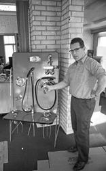 Reklamefoto. En selger som viser fram diverse baderomsutstyr