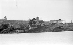 Hydro, Karmøy Fabrikker sett fra sjøsiden. Strømskinner. Kai