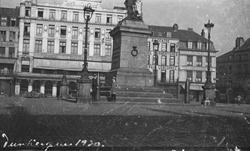 Dunkerque. To menn ved siden av en statue på torget i Dunker