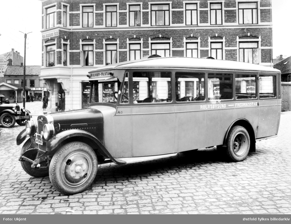 Bussen gikk i rute mellom Rolvsøysund og Fredrikstad. Eier Juel Johansen, Rolvsøy. Bildet er tatt 1930 ved Torvet i Fredrikstad, utenfor Jens Jacobsens jernvareforretning. Nille har forretning i hjørneinngangen i dag (2007).
Ford TT? (Ivar Stav 2007)

Juel Johansen, Rolvsøy, begynte tidlig å kjøre bil. I 1919 fikk han kjøpt en lastebil som ble ombygd til buss. Våren 1920 var den klar for visning. Det ble nå etablert fast bilrute Solli-Fredrikstad. Det ble kjøpt inn flere busser etter hvert som virksomheten ble utvidet, blant annet med mye turkjøring. Bussmateriellet ble også fornyet. På bildet er vi antakelig B-10182, en International 1928-modell. 
Juel Johansens Bilruter er et av svært mange mindre rutebilbedrifter som har eksistert i Østfold, og er det eneste som har overlevd alle endringene i bransjen gjennom tidene. I 2013 mistet selskapet bussrutene, men har fortsatt videre som turbusselskap. 
Juel Johansens Bilruter drives i dag av tredje generasjon Johansen. Selskapet har gjennom tidene hatt samme adresse i Rådalsveien, Rolvsøy. Se også www.jueljohansen.no. (Sveinung Berild 2018)
