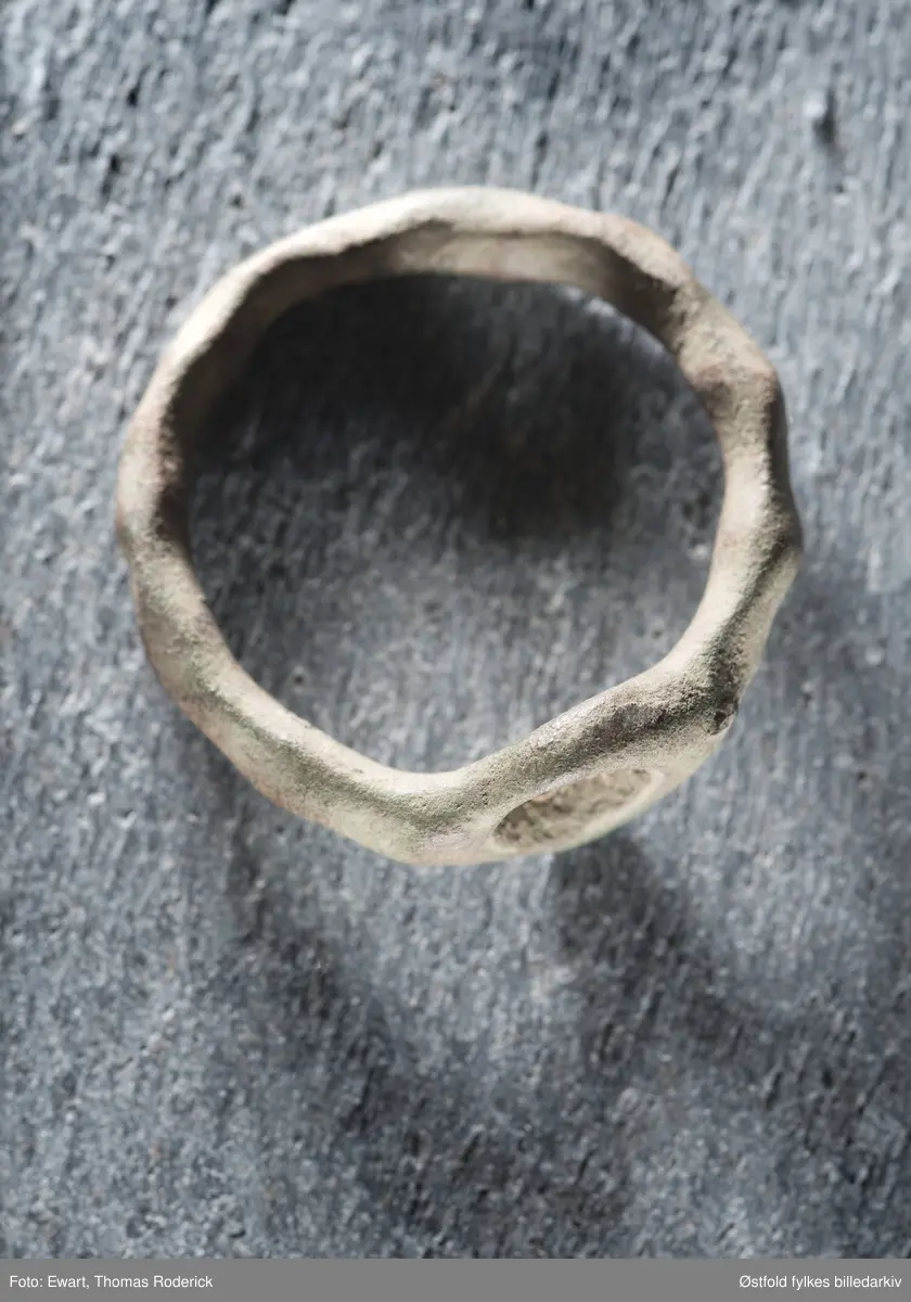 Arkeologisk materiale fra Råde i Østfold, ring og beltespenne.
Spennen og ringen, de tre nederste bildene, er funnet sammen på Huseby i Råde.
 
Tesala kirke – kirken som forsvant
 
Vi vet at det sto en kirke på storgården Huseby i middelalderen, den ble kalt Tesal eller Tesala etter det gamle navnet på gården. Vi vet ikke når den ble bygd eller nøyaktig hvor, for kirken ble nedlagt og revet på slutten av 1500-tallet.
Trolig ble Tesala sognekirke bygd i stein på 1100-tallet, 330-400 meter vest for her du står nå. Vi hører første gang om den i en opptegnelse fra 1381. Noen år senere skrev biskop Eystein i sin jordebok at kirken eide en prestegård. På 1400-tallet ble den kapell under Råde kirke. I beretningen til biskop Jens Nilssøn fra slutten av 1500-tallet står det om Tesal kapell: «… der udi vor icke giortt tieniste udi lang tid.» (Der har det ikke vært gudstjeneste på lang tid.) Sten fra den nedrevne kirken ble brukt til reparasjon av Råde kirke etter brannen på 1500-tallet. Nå er det bare minnet igjen av Tesala kirke.