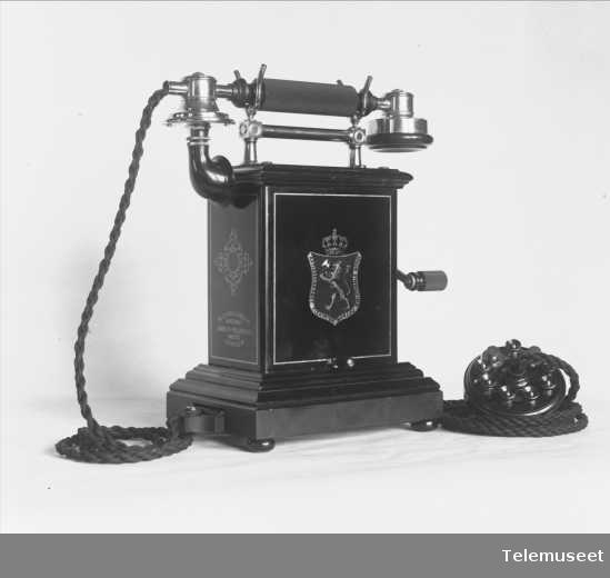 Telefon, magneto bordapparat i tre og stål, klokke 2000 ohm, m ny mtlf.. 8.3.13. Elektrisk Bureau.