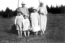 Fra høyonna 1920 på gården Kassem 58/1 i Skiptvet. Søsknene 