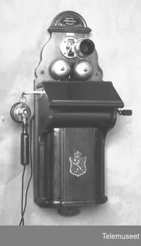 Telefon, magneto veggapparat i tre, med fast bevegelig mikrofon "krudthorn", klokke 400 ohm.20.3.14 Elektrisk Bureau.