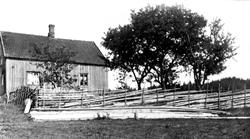 Rød, hovedbygning, Aremark,  revet 1927. Bildet er tatt 1900