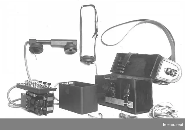 Telefoner, felttelefonapparat. Ingeniørvåpenets lille modell med 4 klemmer, i veske. 4.12.15. Elektrisk Bureau.