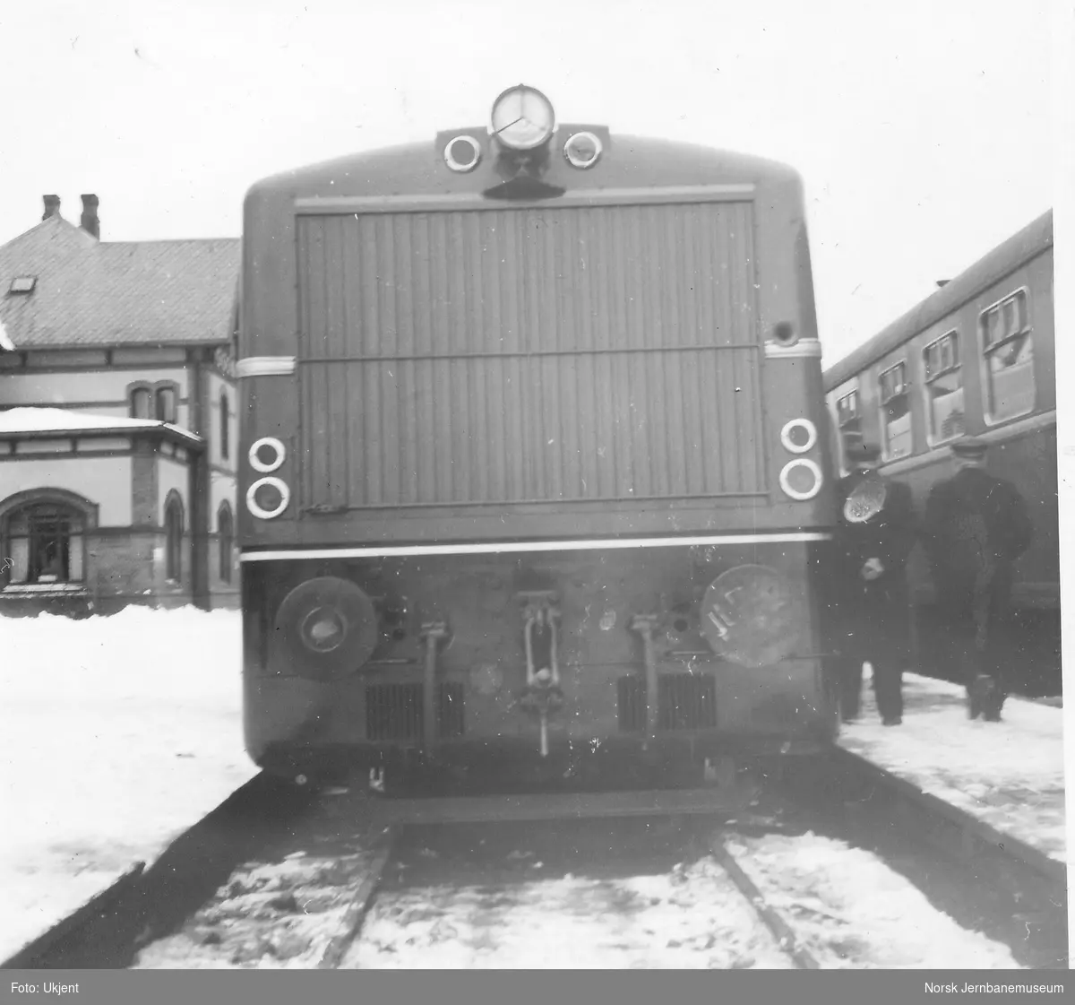 Diesellokomotiv MaK 40.01 - innleid lokomotiv for uttesting - i persontog på Gjøvik stasjon