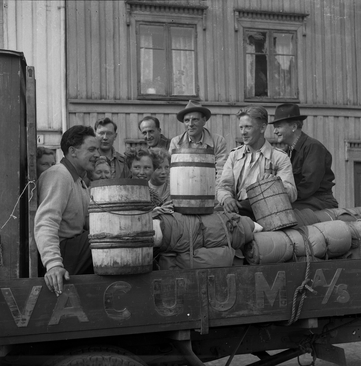 Ansatte hos Nor & Vacum A/S på tur til Kvikne for å plukke molter - avreise og hjemkomst