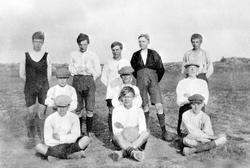 Fotballag i Varteig ca. 1920-30, Hasleødegård. 

Foran fra