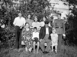 Familiegruppe i hagen på gården Svae søndre, gnr 43 bnr 3,  