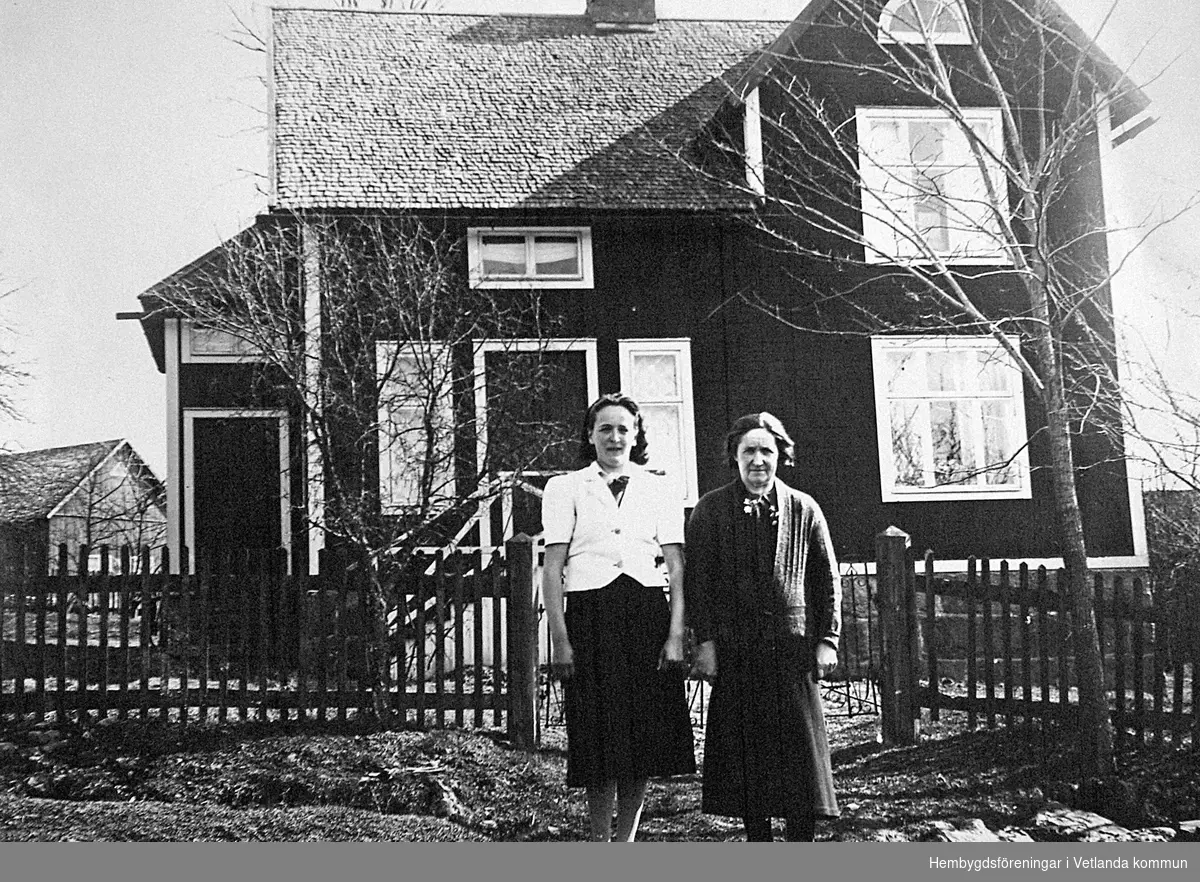 Iris Bardh med sin mor Anna Gustavsson framför sitt hem i Dagsås.