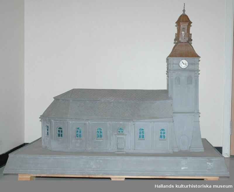 Varbergs kyrka, modell, zinkplåt. Tornhuv, lanternin med kors, koppar. Bottenplatta: 136 x 76 cm, total höjd: 108 cm.