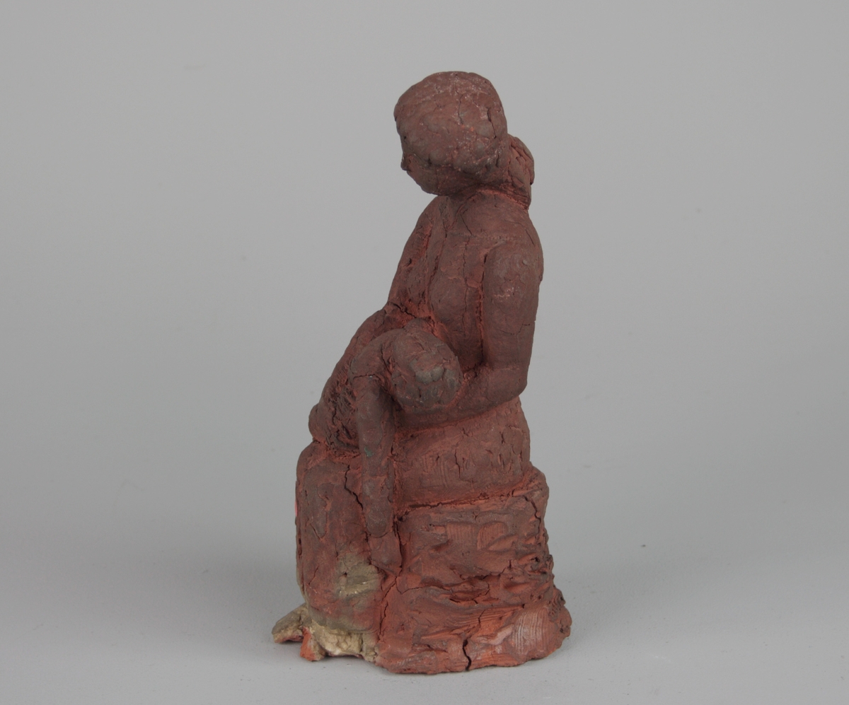 Kvinna med barn [Skulptur]