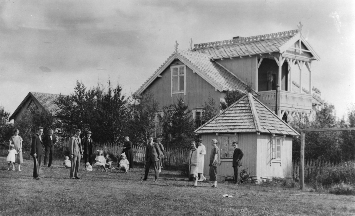 Barn og voksne slår krokket ved setra Åsheim i Småsetran, Røros ca 1923