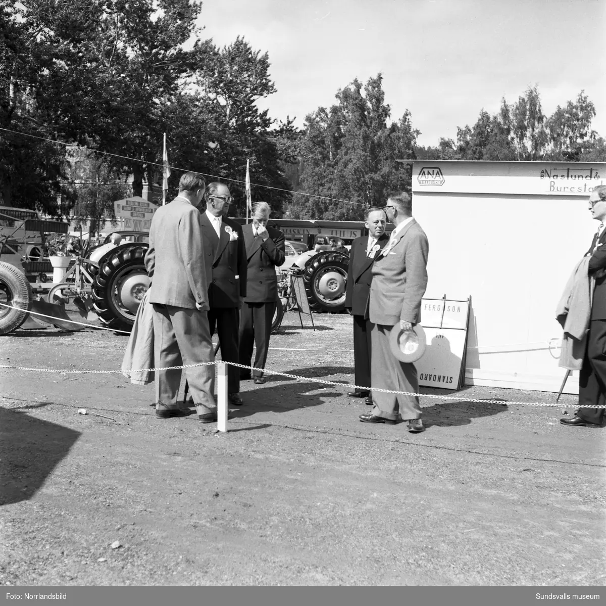 Näslund & Burestad, bilfirma med utställningsmonter vid läroverket. Personbilar och traktorer.