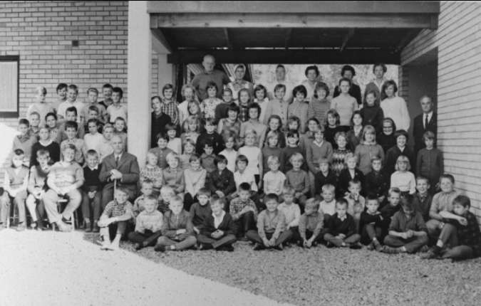 Undenäs, Valtret. Skolklasserna 1964 med kökspersonal. Förstoring 37 x 59 cm. Neg finns.

Rättelse: Bilden är från 1964 då jag (Sven-Olof Yngve) gick i klass 6.