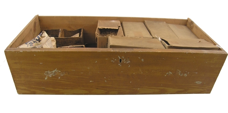 Enl. liggare:
"Trä låda(byrålåda) med div. skomakarsaker.