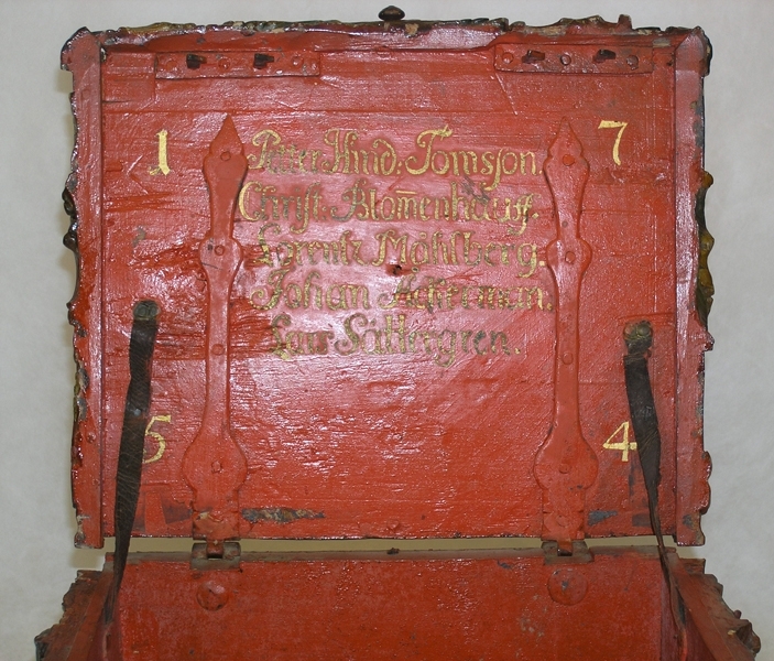 Vagnmakareämbetets låda i Jönköping, skulpterad och målad samt förgylld, inuti inskr: "Petter Hindr.Tamsson, Christ. Blomhauff, Lorentz Måhlberg, Johan Åckerman, Lars Sättergren 1754."