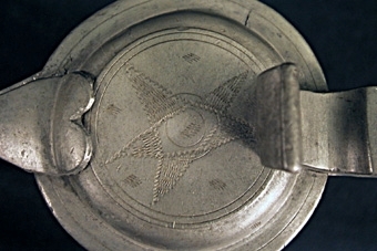 Dryckeskanna av tenn, ciselerad, på locket märkt med en Pythagoras-bild (stjärna).
