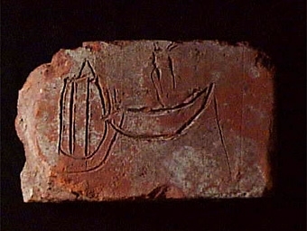Enligt liggare:
"Tegelstenar med figurer och inskriptioner anträffade i stjärnhvalfen vid restaureringen 1886-1891. (Se Vestergötl. fornminnesför:s Tidskrift I:6:113 ff"

figurinristning