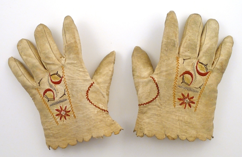 Handskar av vitt skinn, broderat i rött, gult och blått i form av stjärna och halvmånar mm.