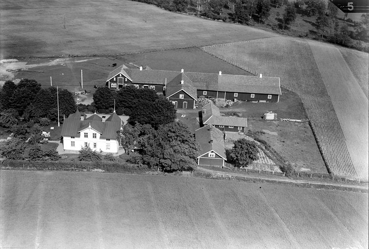 Köpte gården 1915-16.