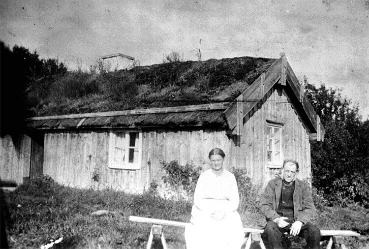 Jonsson med stuga och systerdotter Hulda, gift Sandberg i Munkatorp. 
Jonses stuga (Klingströms), ligger mitt emot Trassa-stugan.