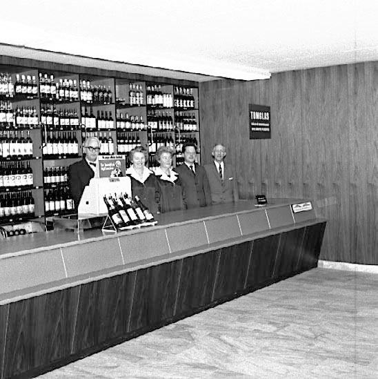 Skara. Systembolaget, Nya butiken 1964, personalen samt längst till vänster intendent Alf Hasselberg.