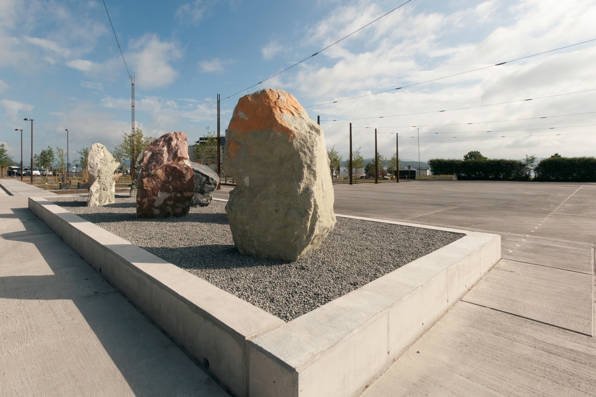 Mineraler og bergarter som er funnet på stedet og brukt i kunstverket:
Gul Limonitt (brunjernstein) med bergkrystall,
Rød Porfyr,
Grønn Prehnitt med kalkspat,
Hvit Porfyr,
Svart Porfyr,
Svart Epidot med bergkrystall